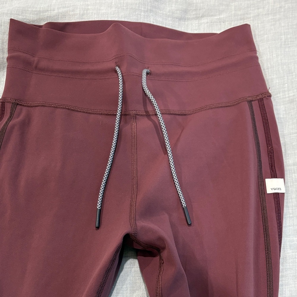 Vuori womens striped daily leggings maroon